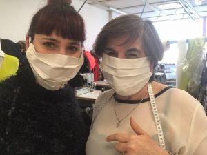 L’artigiana stilista confeziona mascherine contro il coronavirus