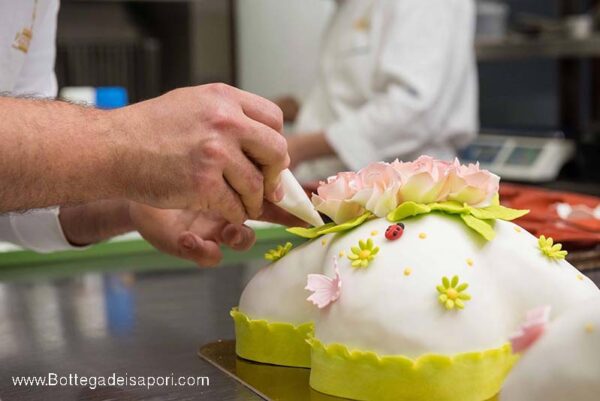 pasqua-fiasconaro-colomba-decorata-a-mano