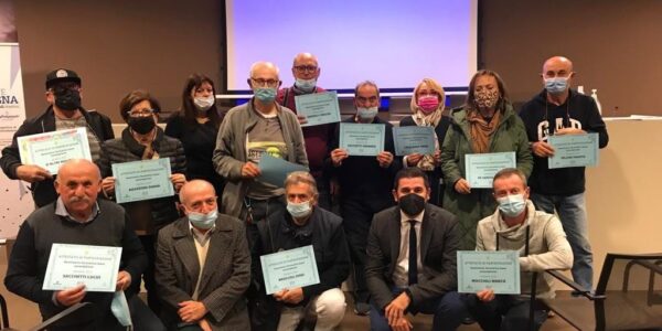 gruppo con attestati (1)