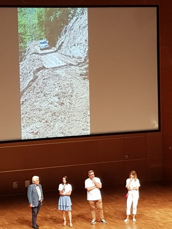 84cf04c0-41b1-4d6f-9ef2-7aff8133e4bd