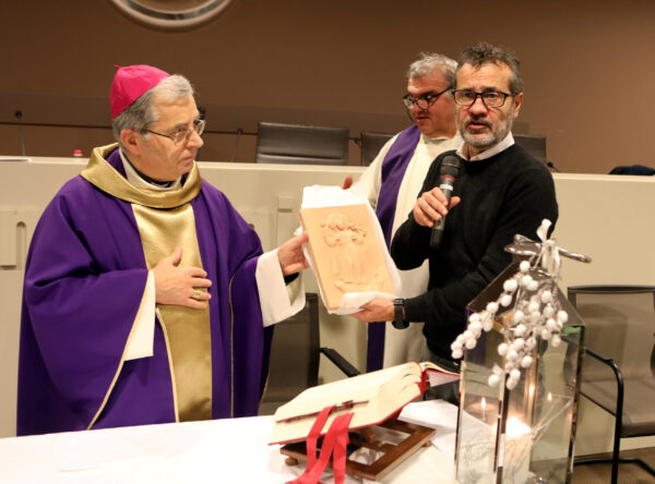 CESENA IL VESCOVO DOUGLAS REGATTIERI CELEBRA LA MESSA NATALIZIA PRESSO LA SEDE DELLA CONFARTIGIANATO