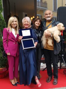 Premiata da Confartigianato Monica Balzani per i primi quarant’anni da acconciatrice