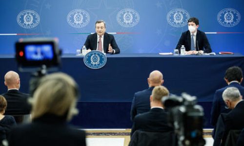 Italian Prime Minister Mario Draghi and Italian Health Minister, Roberto Speranza, during the press conference at the end of the Council of Ministers convened to examine the overcoming of the measures to combat the spread of the Covid-19 epidemic, as a consequence of the cessation of the state of emergency, at the Chigi Palace in Rome, Italy, 17 March 2022.
ANSA/ROBERTO MONALDO/LAPRESSE POOL