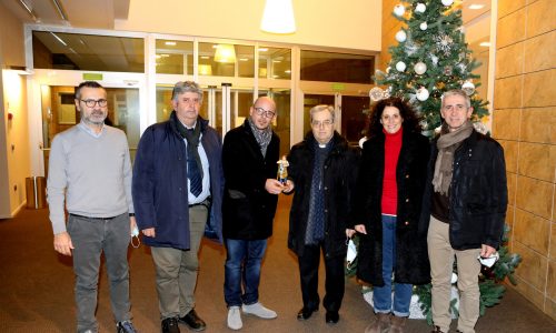 RAVAGLIA 20/12/2021 CESENA SEDE CONFARTIGIANATO MESSA NATALIZIA CELEBRATA DAL VESCOVO DOUGLAS REGATTIERI - i vertici dell'Associazione donano al Vescovo una statuina del presepe realizzata da un laboratorio artigiano di arte presepale